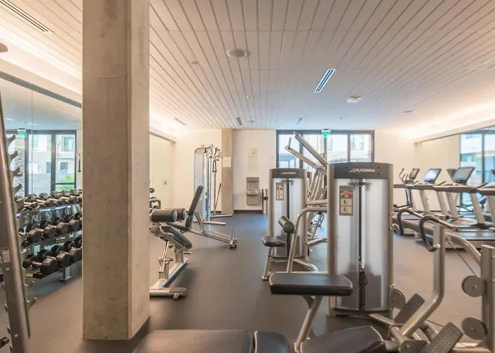Charming 1bd - Pool, Gym, Parking, W-d - Sleeps 4 *