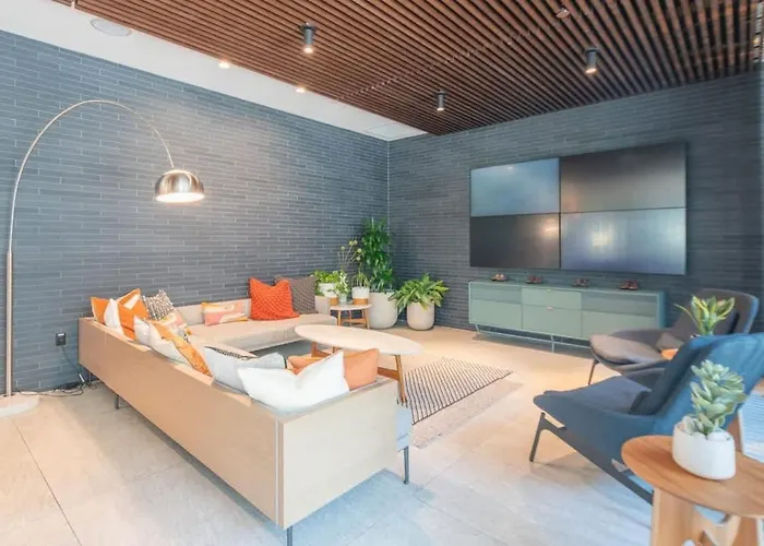 Charming 1bd - Pool, Gym, Parking, W-d - Sleeps 4 Apartment *