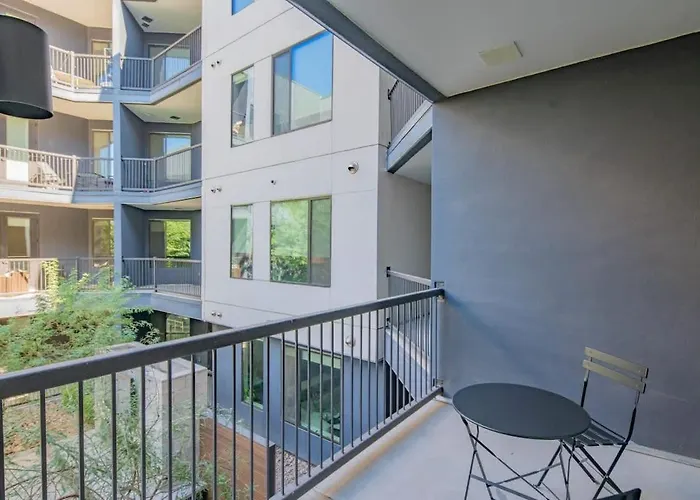Charming 1bd - Pool, Gym, Parking, W-d - Sleeps 4 *