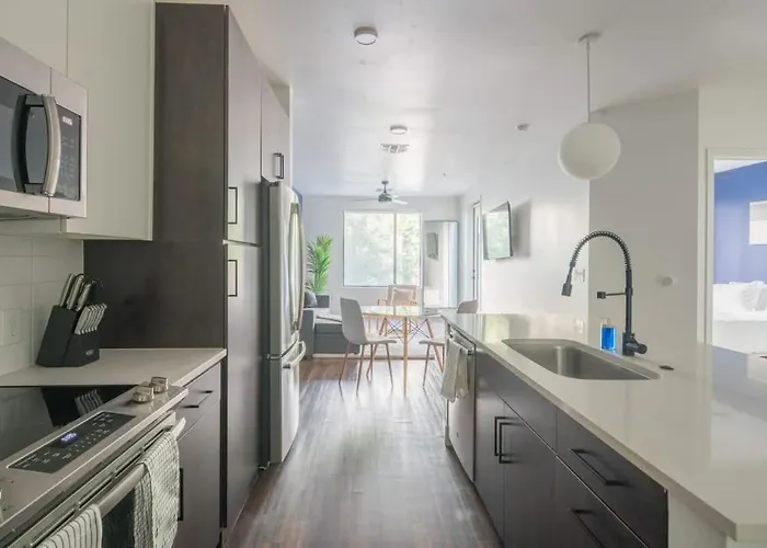 Charming 1bd - Pool, Gym, Parking, W-d - Sleeps 4 Apartment *