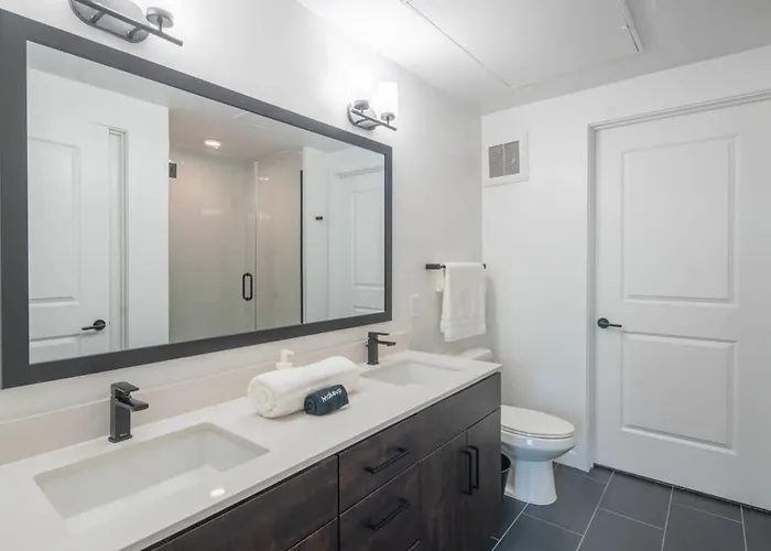 Charming 1bd - Pool, Gym, Parking, W-d - Sleeps 4 Apartment