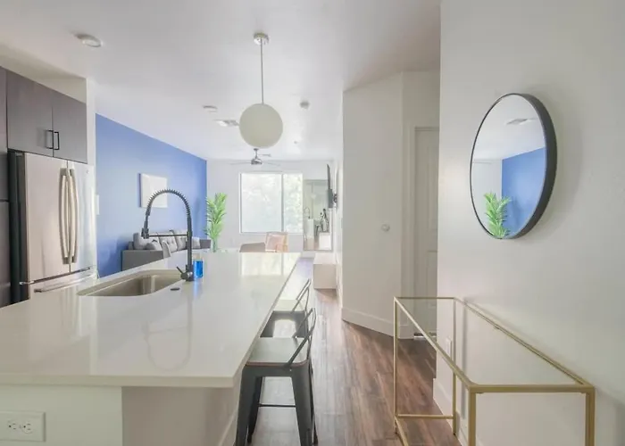 Charming 1bd - Pool, Gym, Parking, W-d - Sleeps 4 Apartment *