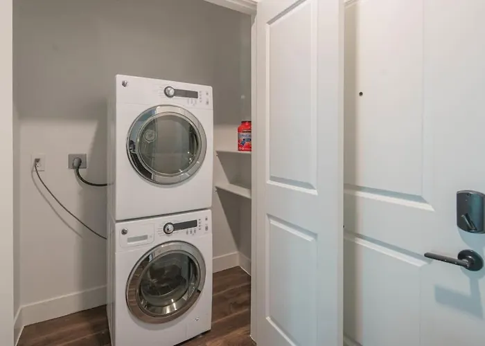 Charming 1bd - Pool, Gym, Parking, W-d - Sleeps 4 Apartment
