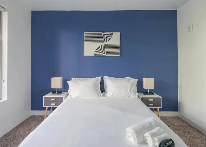 Charming 1bd - Pool, Gym, Parking, W-d - Sleeps 4 *